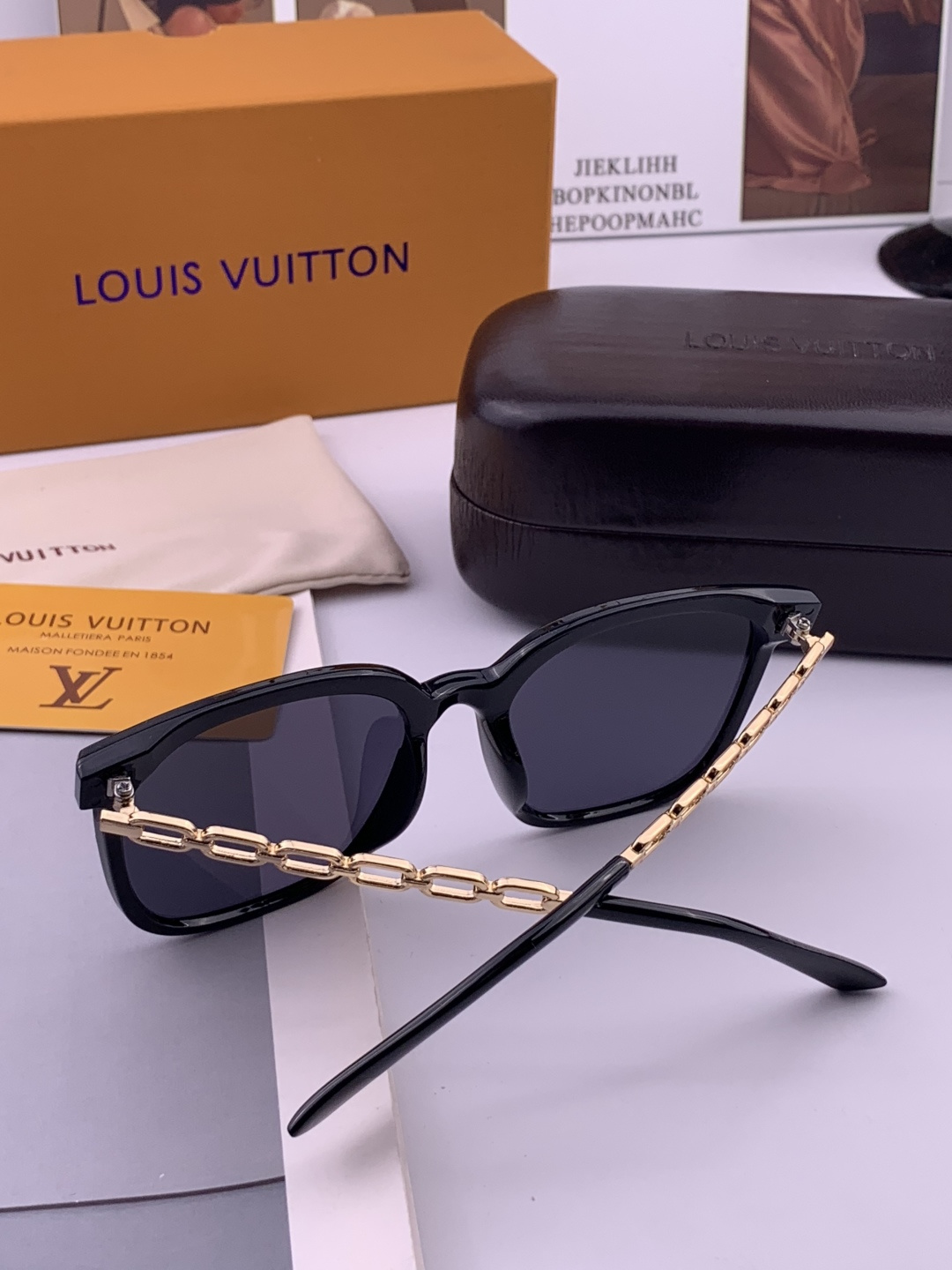 🔺LV🔻早春新款，众多明星同款[色]LV‼️‼️新款大框墨镜 ，🌈🌈宝丽来超清太阳镜🔝🔝型号：L8233