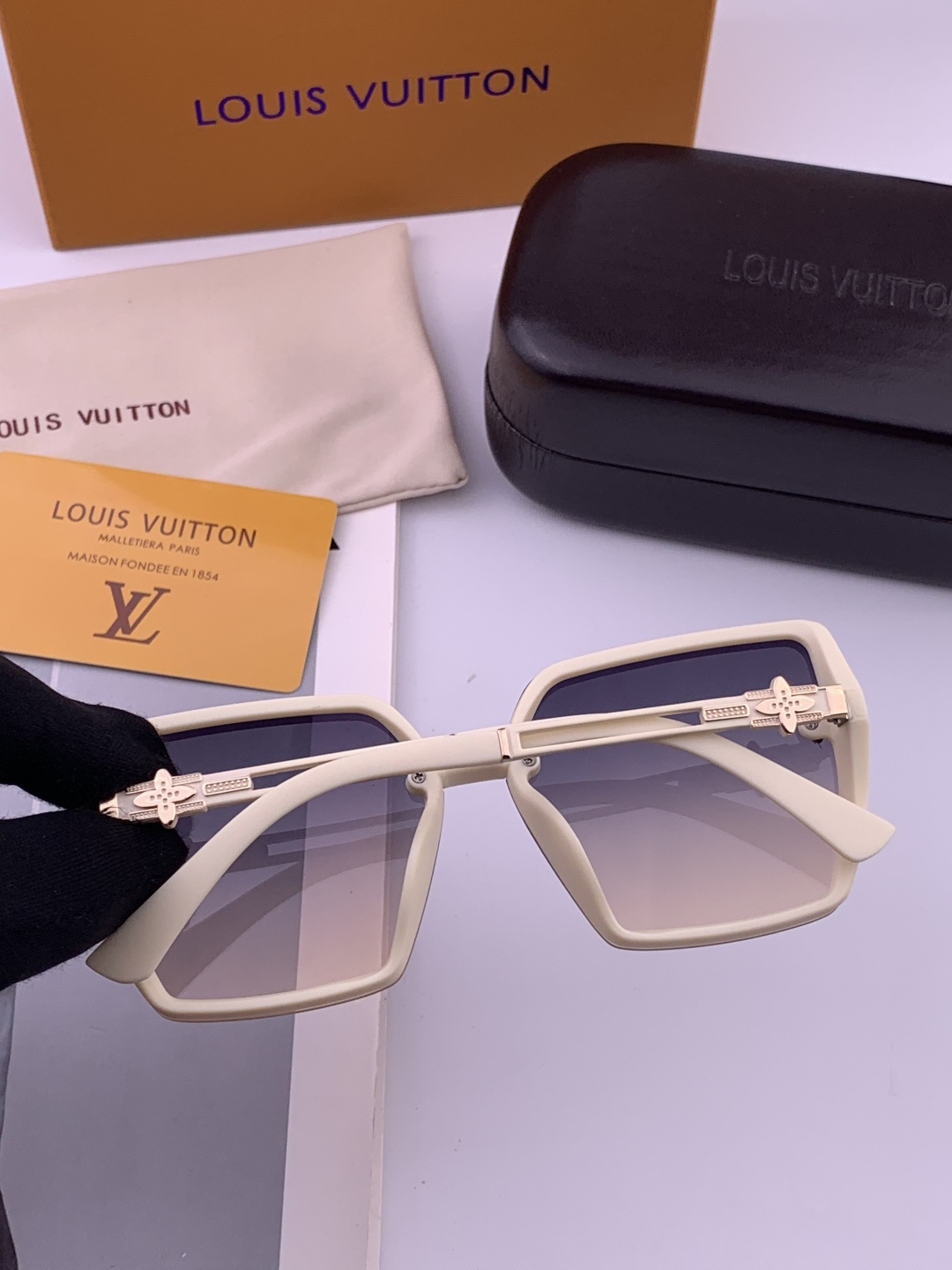 LV 开春新款 潮流爆款 时尚方框太阳镜 高品质 佩戴舒适 网红潮款墨镜 型号L6302
