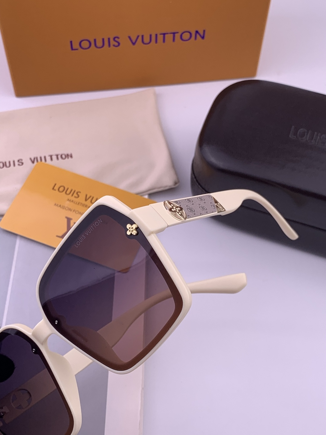 LV 年开春新款 潮流爆款 时尚方框太阳镜 高品质 佩戴舒适 网红潮款墨镜 型号L2200