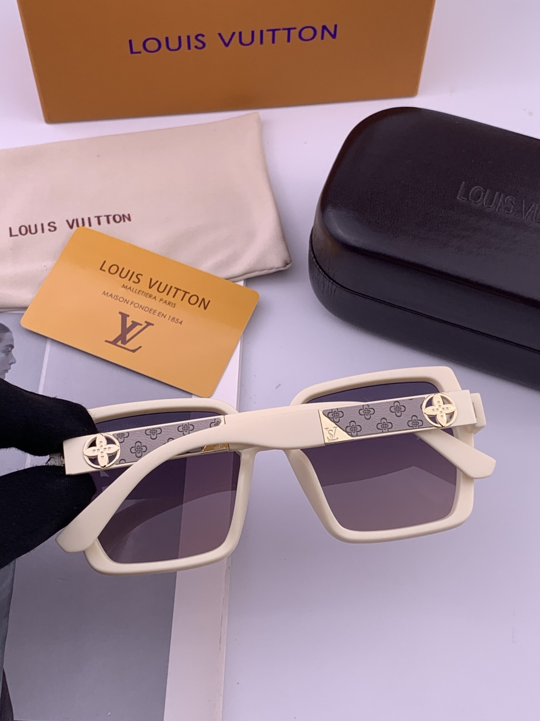 LV 年开春新款 潮流爆款 时尚方框太阳镜 高品质 佩戴舒适 网红潮款墨镜 型号L2200