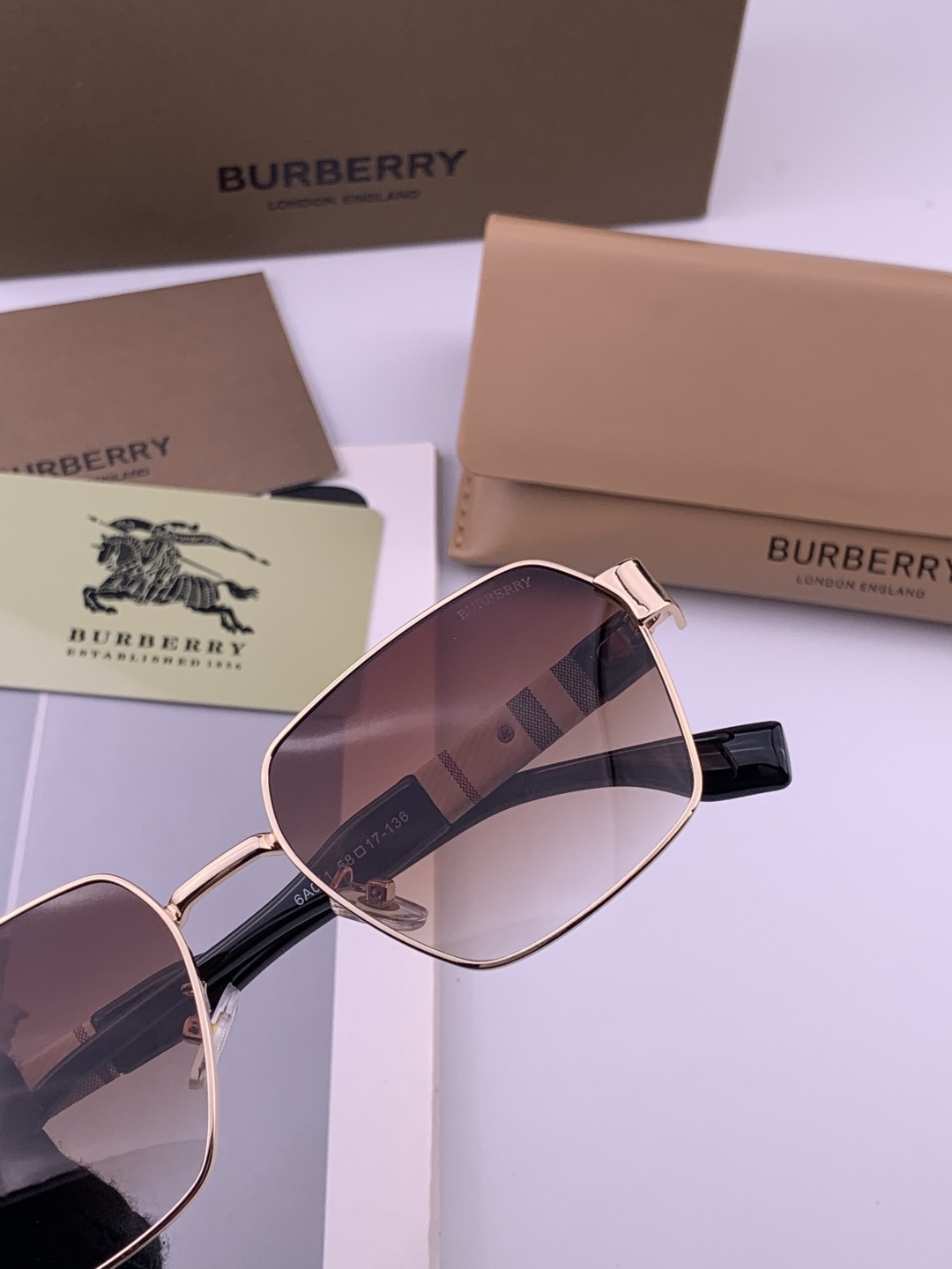BURBERRY 巴宝莉 男士太阳眼镜 🕶🕶正版蛤蟆 太阳镜💋💋👣👣 高品质 不挑脸 火的狠 🍁🍁💯💯🐝