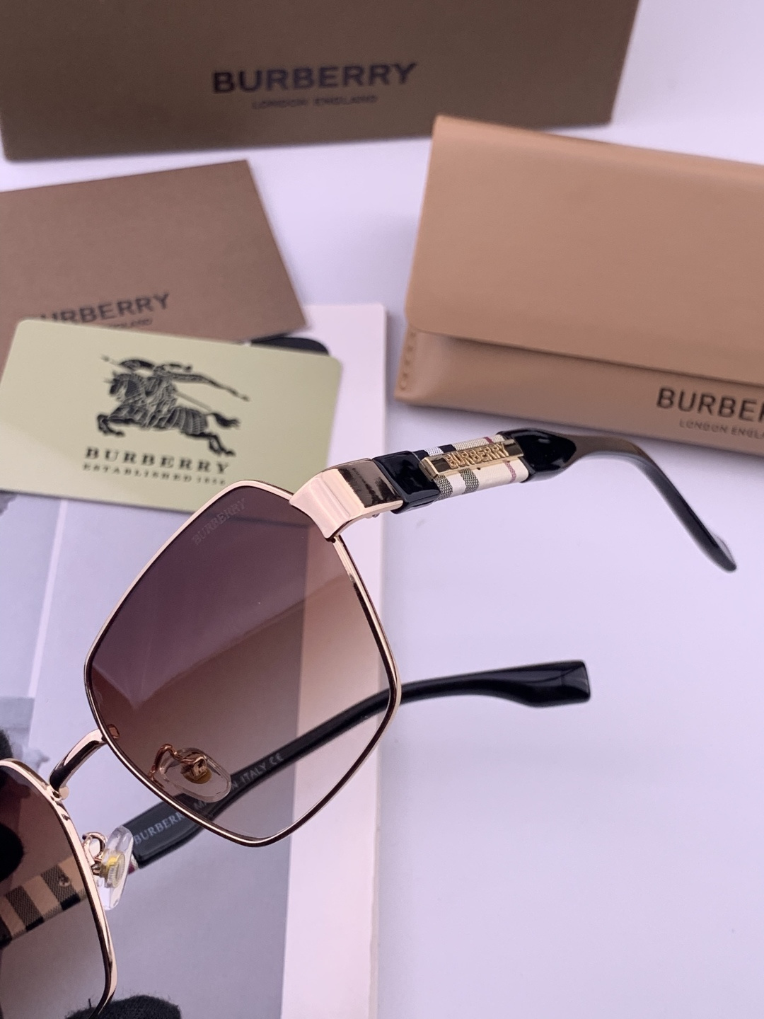 BURBERRY 巴宝莉 男士太阳眼镜 🕶🕶正版蛤蟆 太阳镜💋💋👣👣 高品质 不挑脸 火的狠 🍁🍁💯💯🐝