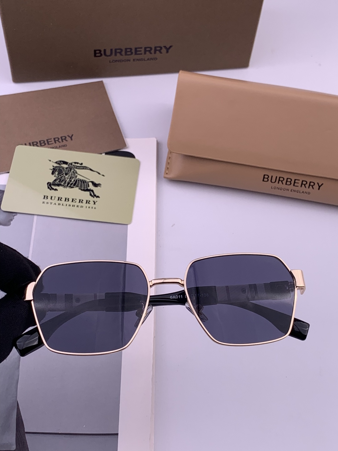 BURBERRY 巴宝莉 男士太阳眼镜 🕶🕶正版蛤蟆 太阳镜💋💋👣👣 高品质 不挑脸 火的狠 🍁🍁💯💯🐝