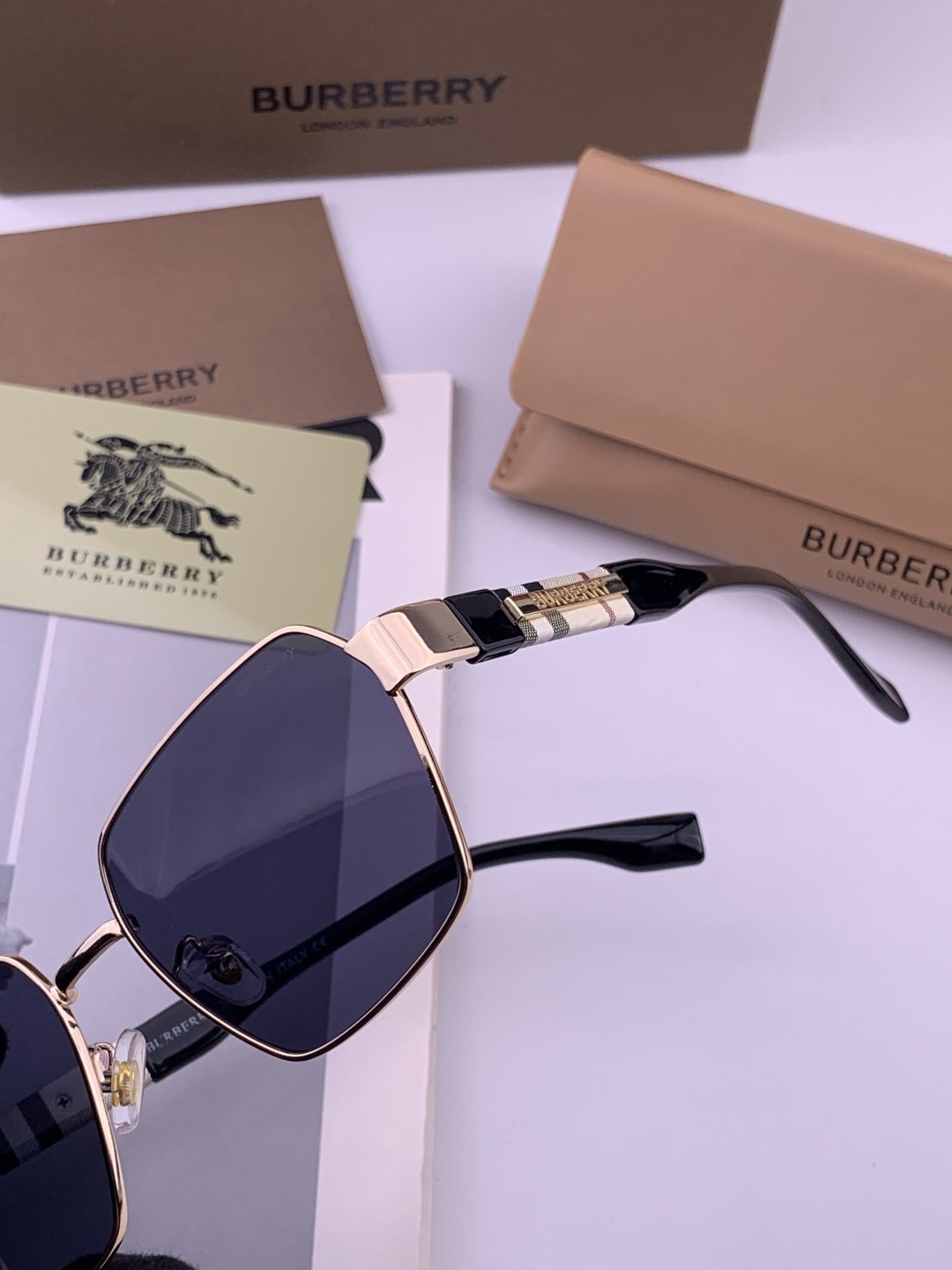 BURBERRY 巴宝莉 男士太阳眼镜 🕶🕶正版蛤蟆 太阳镜💋💋👣👣 高品质 不挑脸 火的狠 🍁🍁💯💯🐝