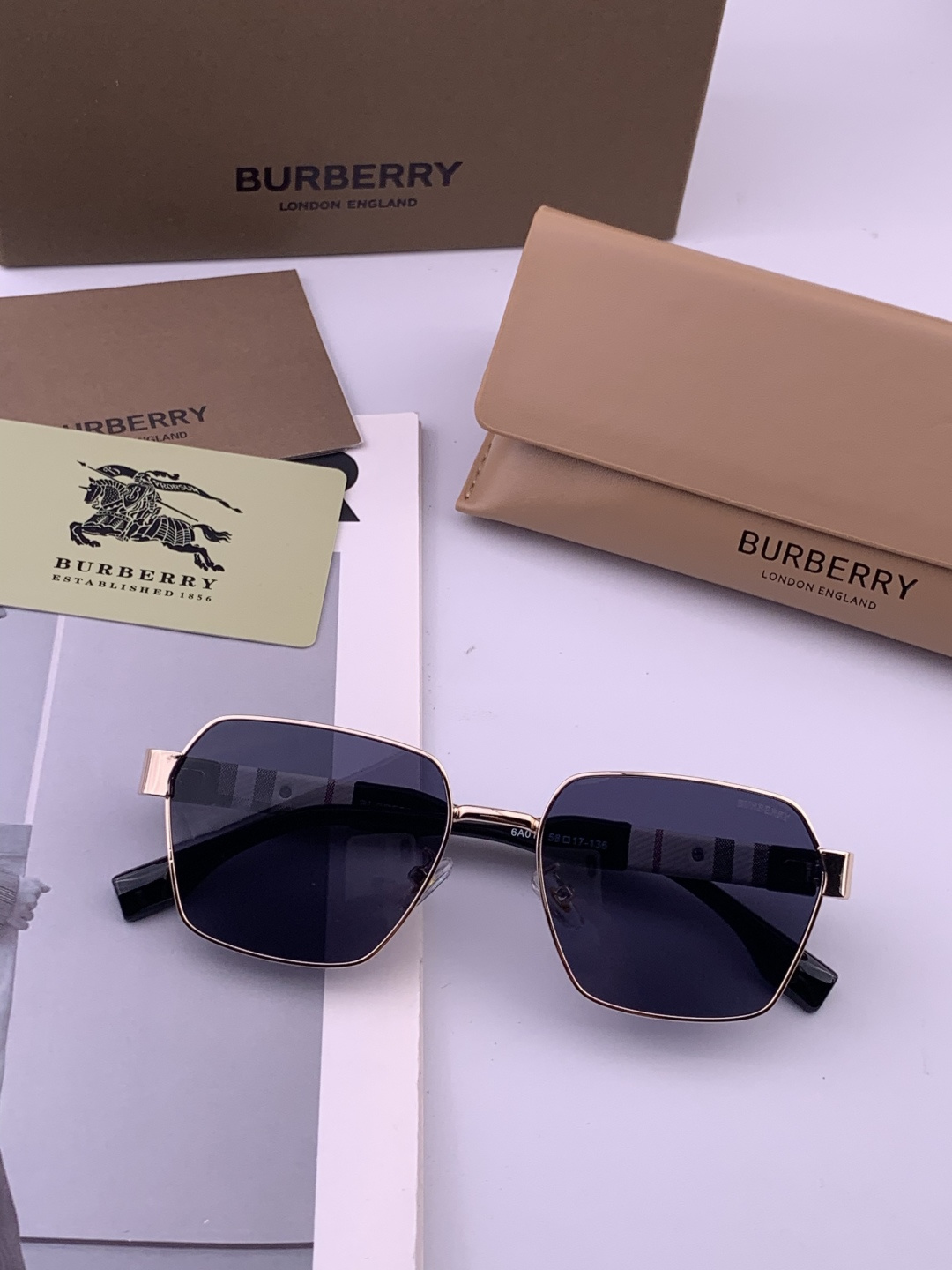 BURBERRY 巴宝莉 男士太阳眼镜 🕶🕶正版蛤蟆 太阳镜💋💋👣👣 高品质 不挑脸 火的狠 🍁🍁💯💯🐝