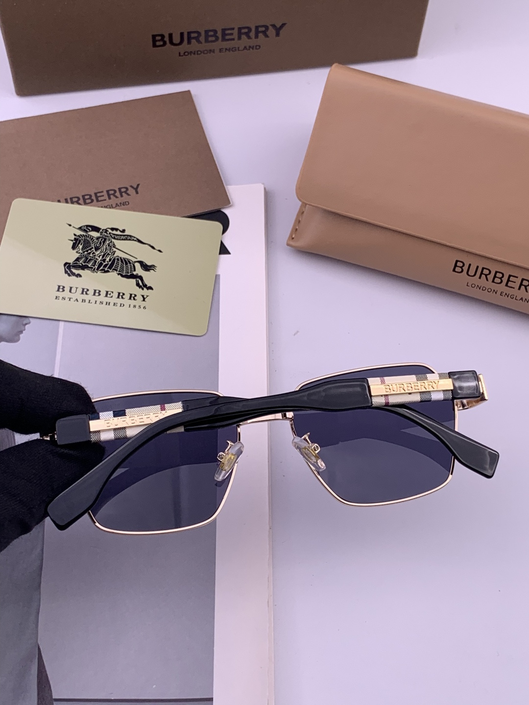 BURBERRY 巴宝莉 男士太阳眼镜 🕶🕶正版蛤蟆 太阳镜💋💋👣👣 高品质 不挑脸 火的狠 🍁🍁💯💯🐝