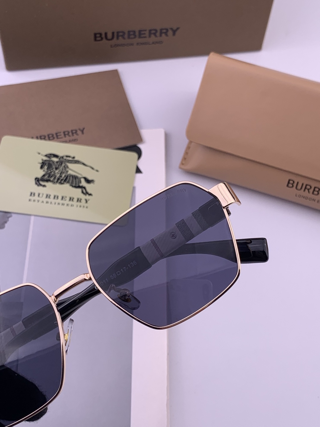 BURBERRY 巴宝莉 男士太阳眼镜 🕶🕶正版蛤蟆 太阳镜💋💋👣👣 高品质 不挑脸 火的狠 🍁🍁💯💯🐝