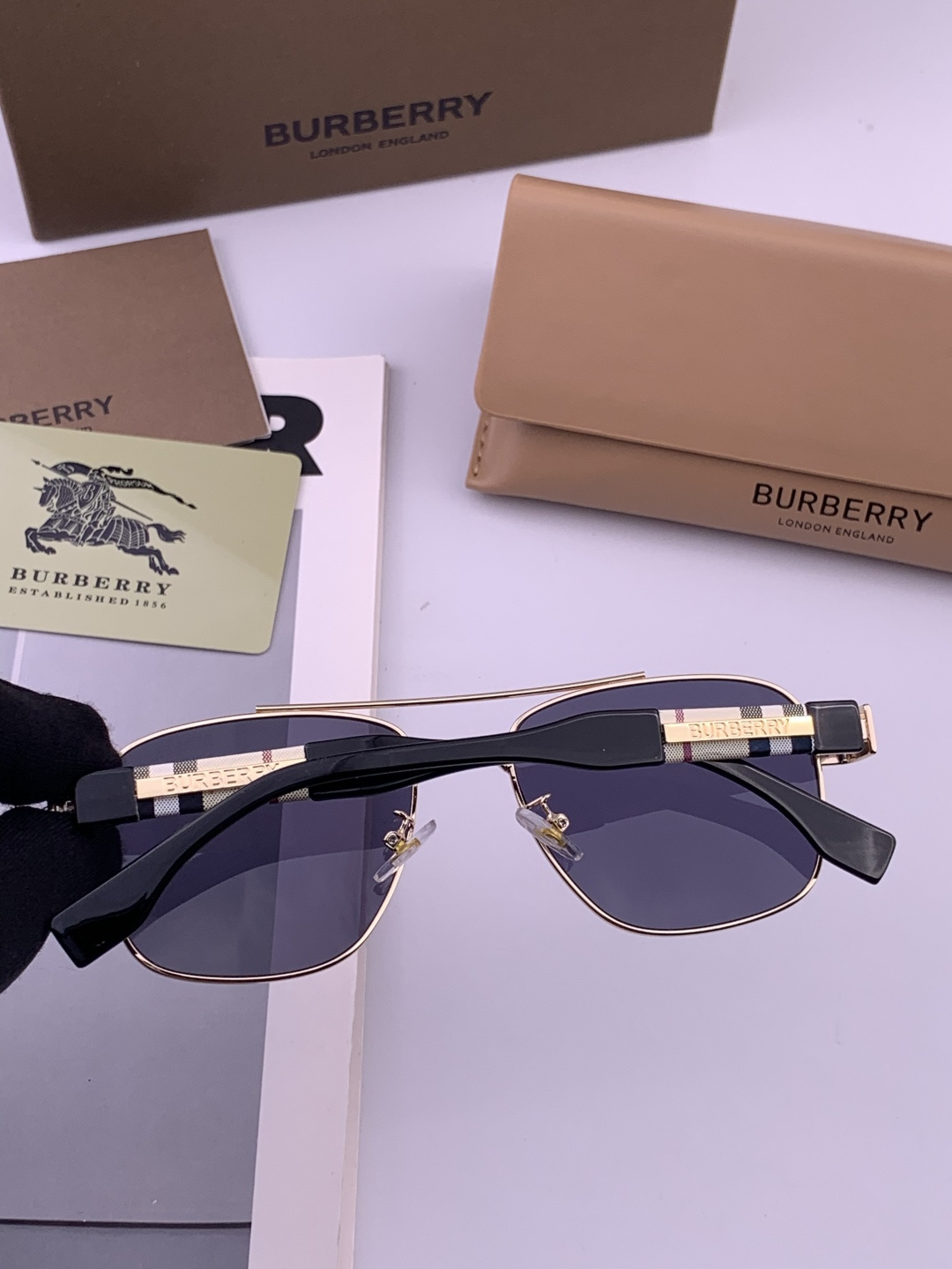 BURBERRY 巴宝莉 男士太阳眼镜 🕶🕶正版蛤蟆 太阳镜💋💋👣👣 高品质 不挑脸 火的狠 🍁🍁💯💯🐝