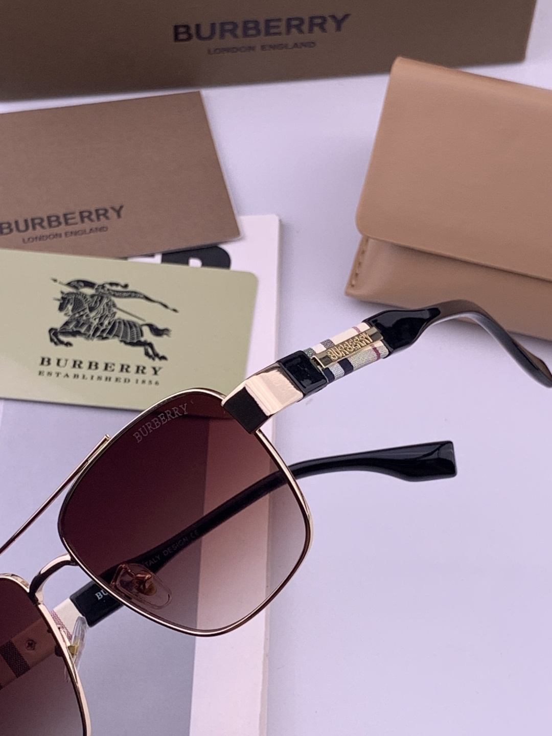 BURBERRY 巴宝莉 男士太阳眼镜 🕶🕶正版蛤蟆 太阳镜💋💋👣👣 高品质 不挑脸 火的狠 🍁🍁💯💯🐝