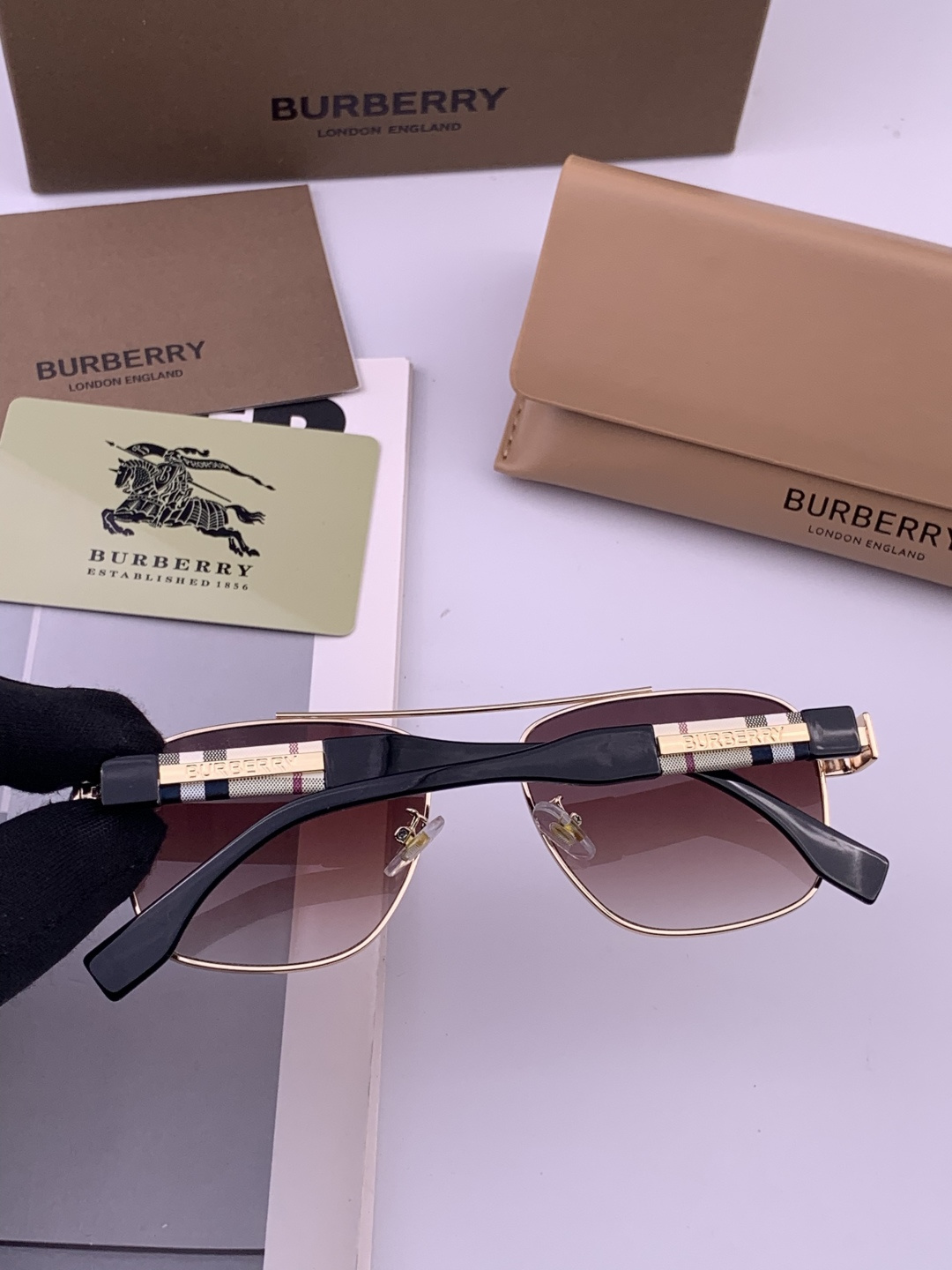 BURBERRY 巴宝莉 男士太阳眼镜 🕶🕶正版蛤蟆 太阳镜💋💋👣👣 高品质 不挑脸 火的狠 🍁🍁💯💯🐝