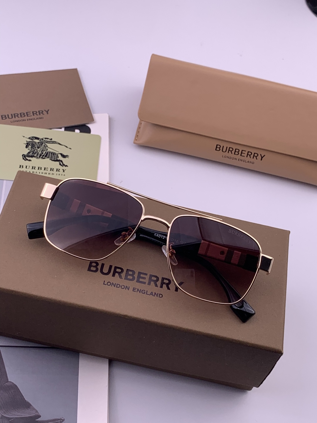BURBERRY 巴宝莉 男士太阳眼镜 🕶🕶正版蛤蟆 太阳镜💋💋👣👣 高品质 不挑脸 火的狠 🍁🍁💯💯🐝