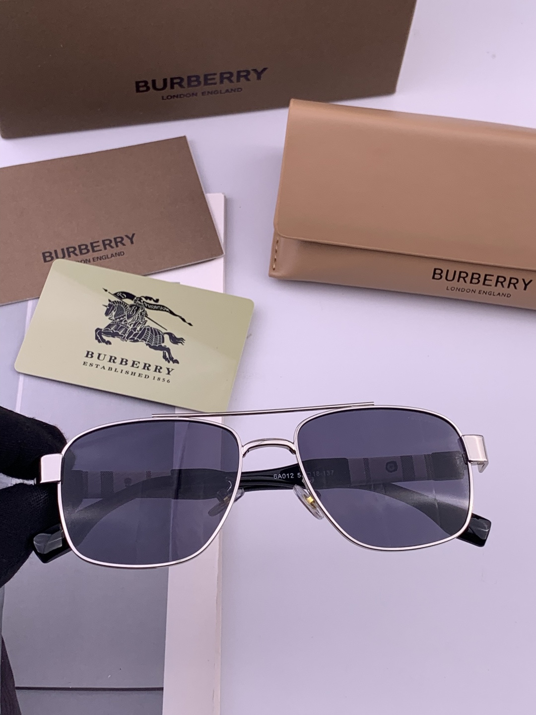 BURBERRY 巴宝莉 男士太阳眼镜 🕶🕶正版蛤蟆 太阳镜💋💋👣👣 高品质 不挑脸 火的狠 🍁🍁💯💯🐝