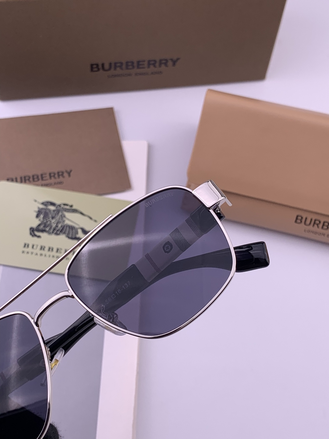 BURBERRY 巴宝莉 男士太阳眼镜 🕶🕶正版蛤蟆 太阳镜💋💋👣👣 高品质 不挑脸 火的狠 🍁🍁💯💯🐝