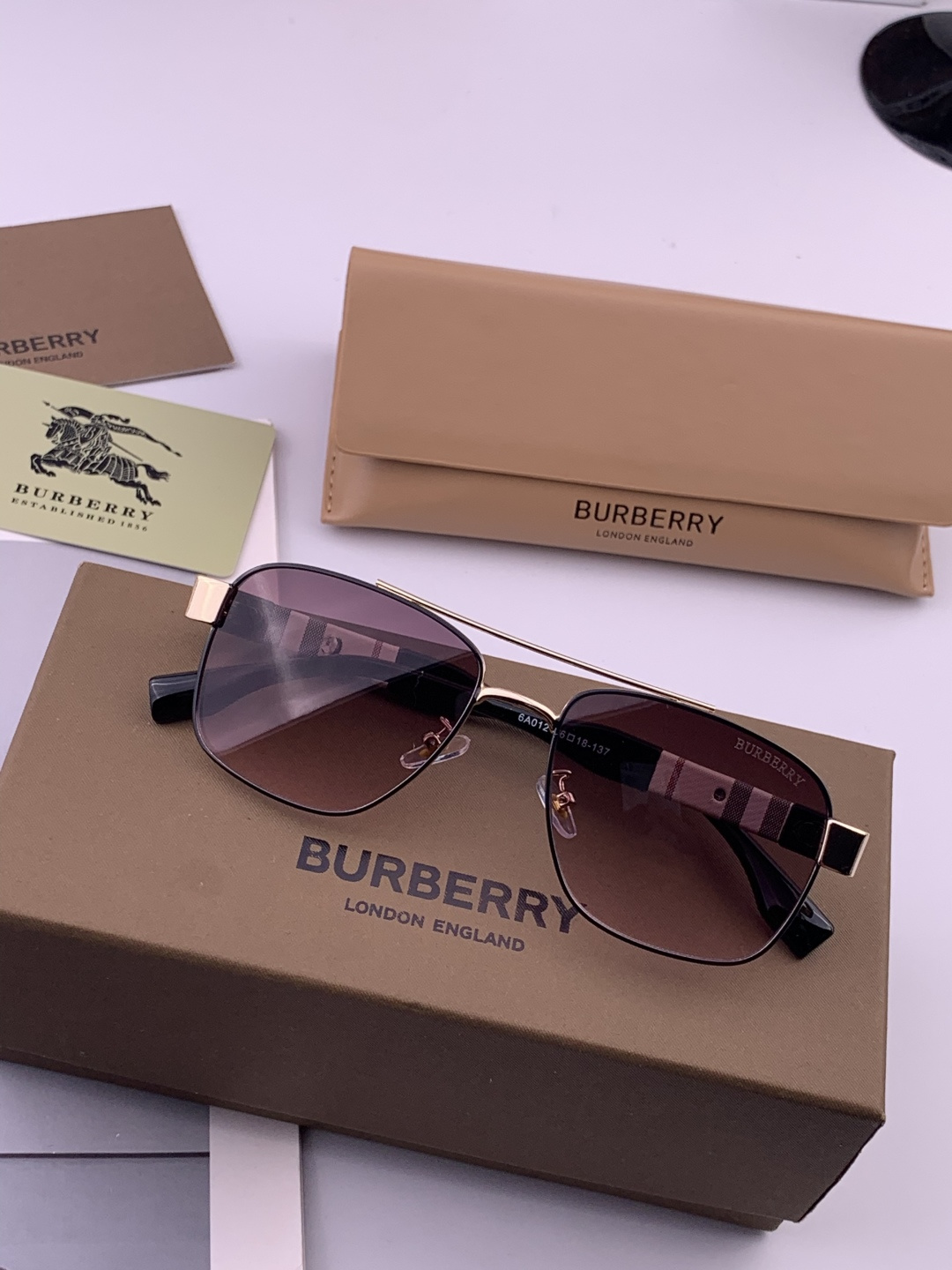 BURBERRY 巴宝莉 男士太阳眼镜 🕶🕶正版蛤蟆 太阳镜💋💋👣👣 高品质 不挑脸 火的狠 🍁🍁💯💯🐝