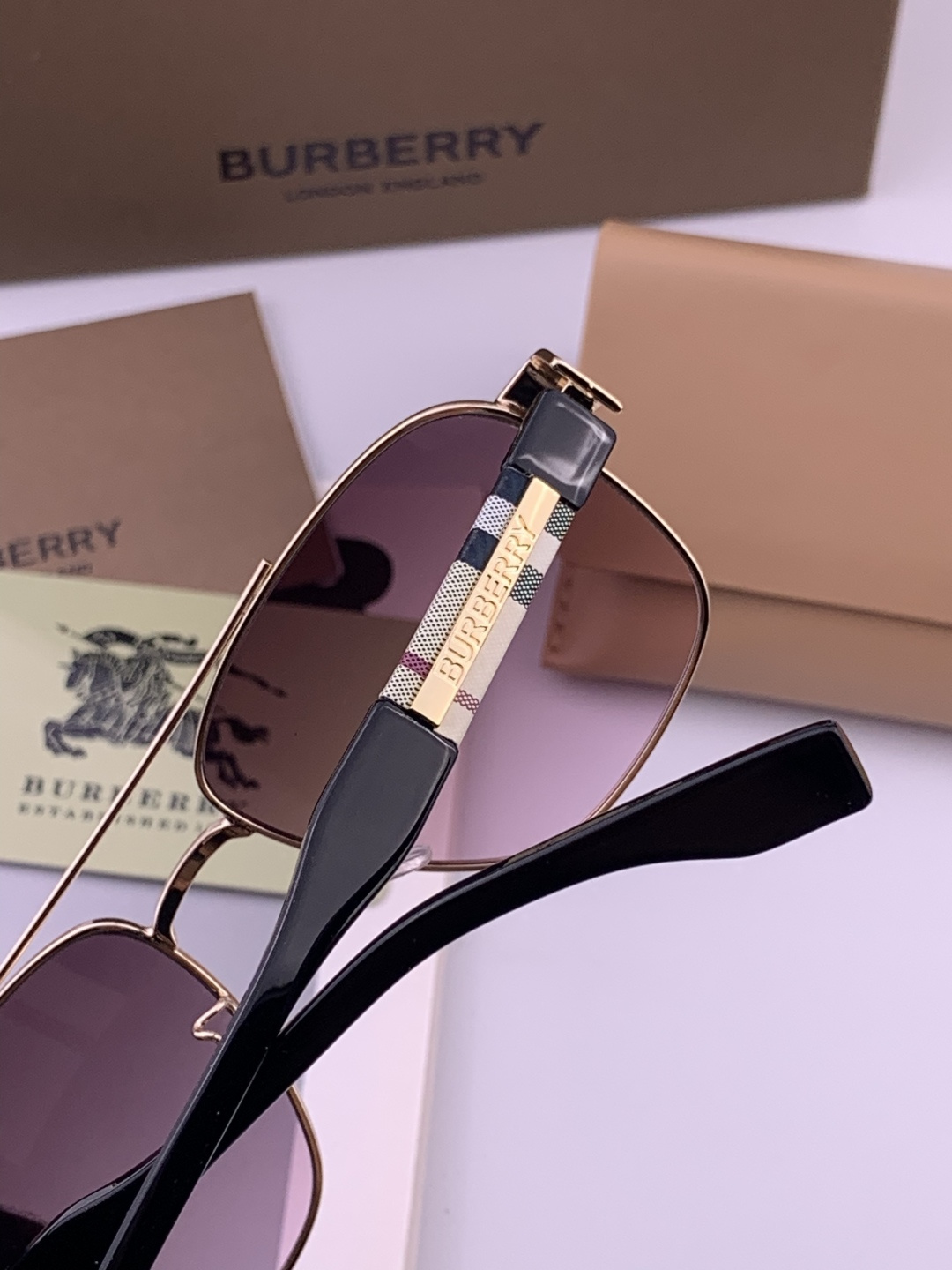 BURBERRY 巴宝莉 男士太阳眼镜 🕶🕶正版蛤蟆 太阳镜💋💋👣👣 高品质 不挑脸 火的狠 🍁🍁💯💯🐝