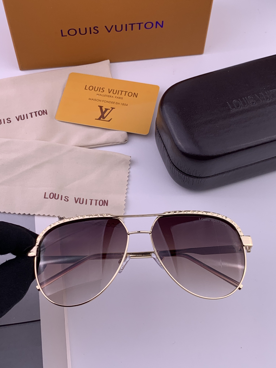 LV。高品质男女款”太阳镜。蛤蟆镜 开车钓鱼都可。百搭显瘦墨镜韩版男士飞行员大框司机开车防紫外线太阳镜，