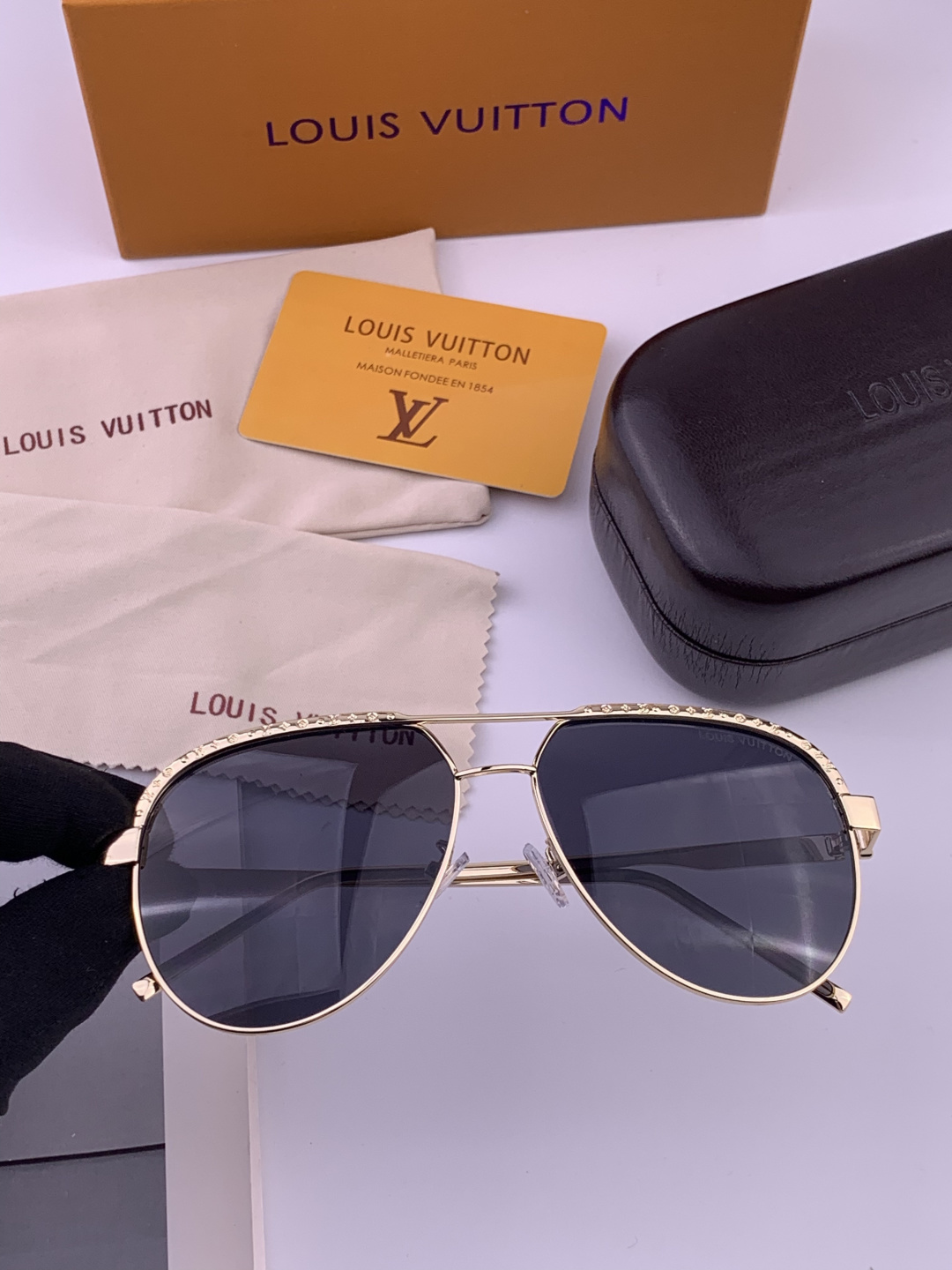 LV。高品质男女款”太阳镜。蛤蟆镜 开车钓鱼都可。百搭显瘦墨镜韩版男士飞行员大框司机开车防紫外线太阳镜，
