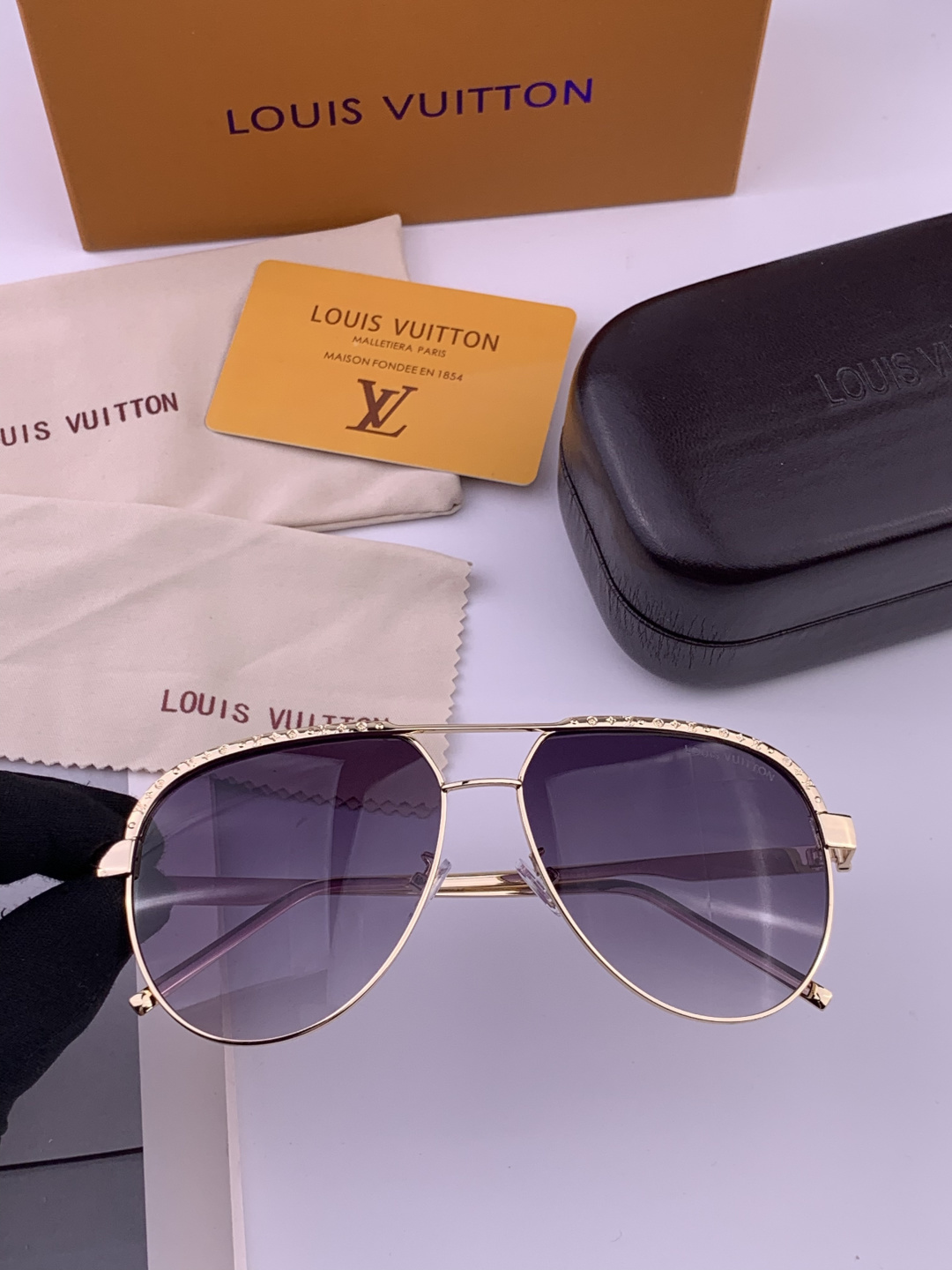 LV。高品质男女款”太阳镜。蛤蟆镜 开车钓鱼都可。百搭显瘦墨镜韩版男士飞行员大框司机开车防紫外线太阳镜，