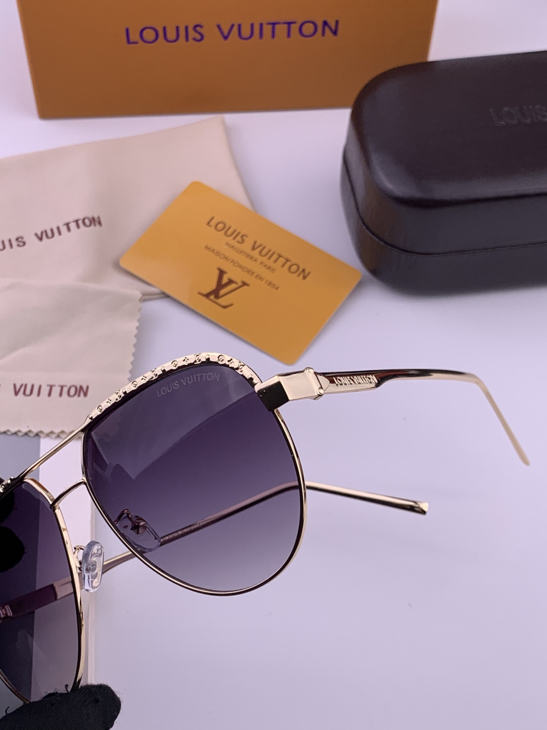 LV。高品质男女款”太阳镜。蛤蟆镜 开车钓鱼都可。百搭显瘦墨镜韩版男士飞行员大框司机开车防紫外线太阳镜，