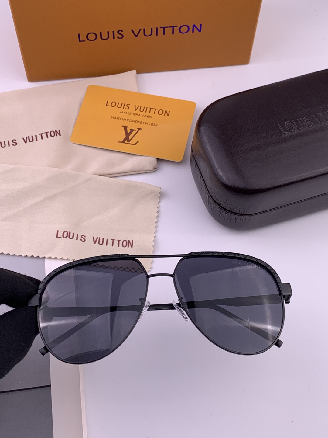 LV。高品质男女款”太阳镜。蛤蟆镜 开车钓鱼都可。百搭显瘦墨镜韩版男士飞行员大框司机开车防紫外线太阳镜，