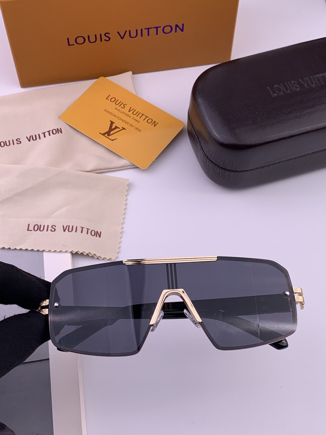 LV。高品质男女款”太阳镜。 开车钓鱼都可。百搭显瘦墨镜韩版男士飞行员大框司机开车防紫外线太阳镜，型号：