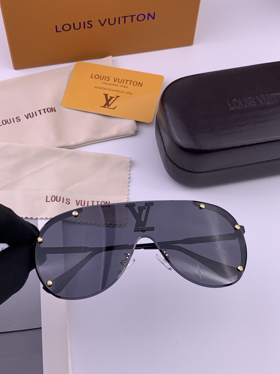 LV。高品质男女款”太阳镜。蛤蟆镜 开车钓鱼都可。百搭显瘦墨镜韩版男士飞行员大框司机开车防紫外线太阳镜，