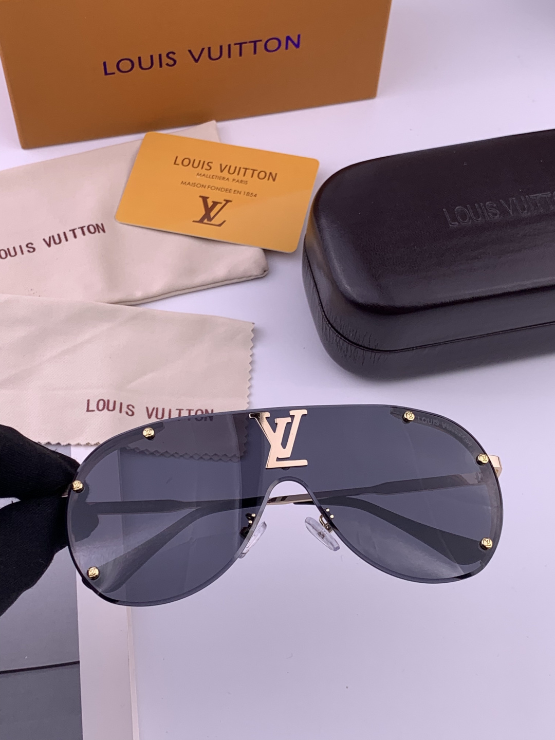 LV。高品质男女款”太阳镜。蛤蟆镜 开车钓鱼都可。百搭显瘦墨镜韩版男士飞行员大框司机开车防紫外线太阳镜，