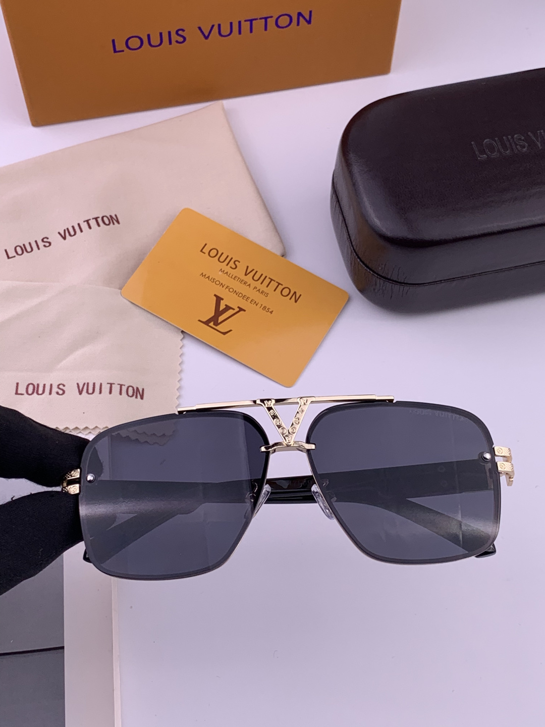 LV。高品质男女款”太阳镜。 开车钓鱼都可。百搭显瘦墨镜韩版男士飞行员大框司机开车防紫外线太阳镜，型号：