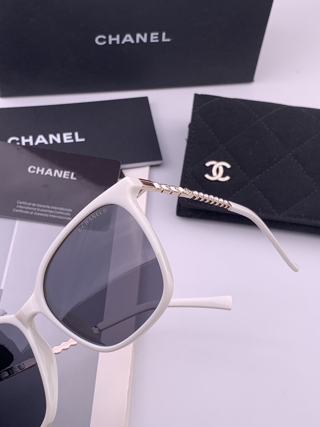 新品CHANEL 香奈儿太阳镜以独特魅力和前卫风格诠释春夏最新眼镜，以方框设计两边经典小香珍珠做点缀，中