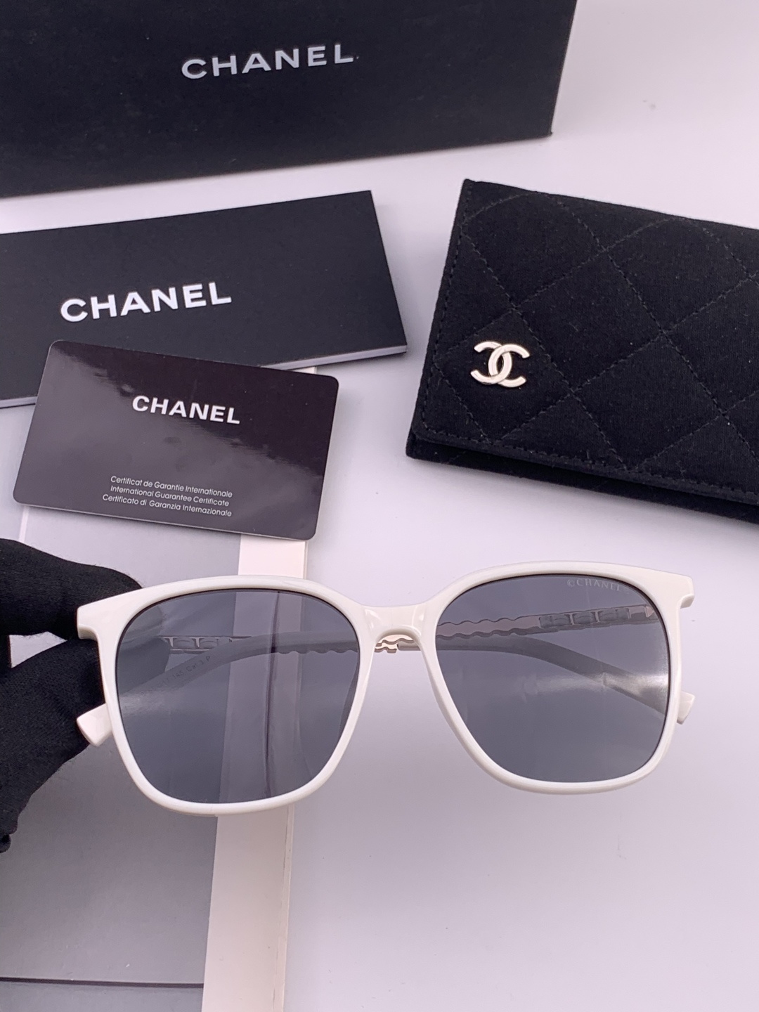 新品CHANEL 香奈儿太阳镜以独特魅力和前卫风格诠释春夏最新眼镜，以方框设计两边经典小香珍珠做点缀，中