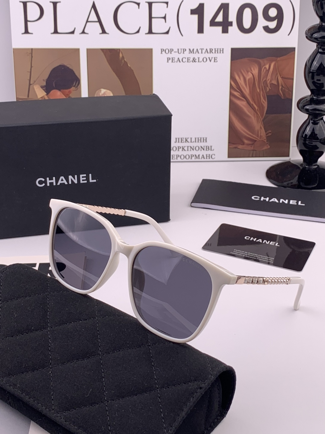 新品CHANEL 香奈儿太阳镜以独特魅力和前卫风格诠释春夏最新眼镜，以方框设计两边经典小香珍珠做点缀，中
