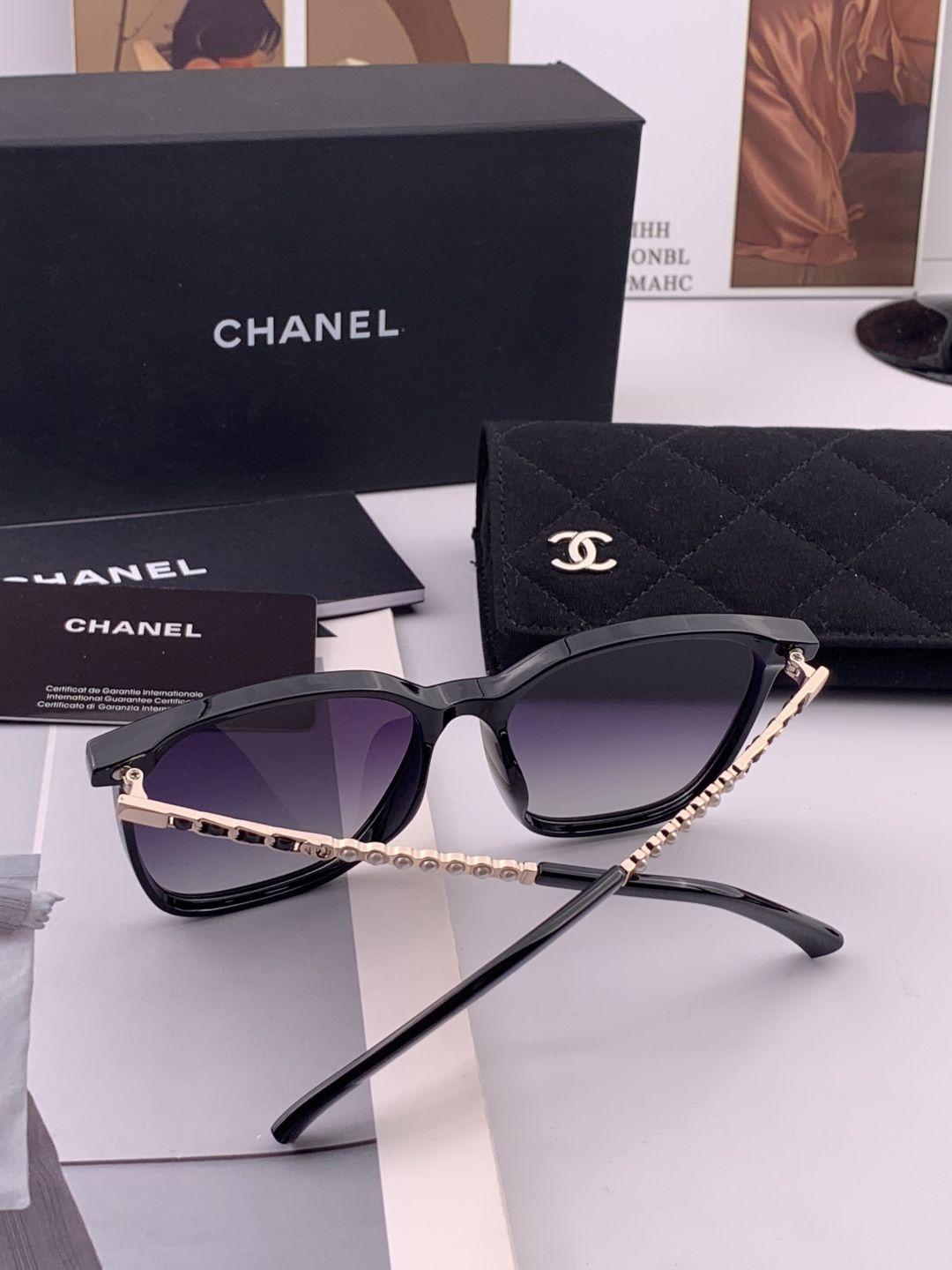 新品CHANEL 香奈儿太阳镜以独特魅力和前卫风格诠释春夏最新眼镜，以方框设计两边经典小香珍珠做点缀，中