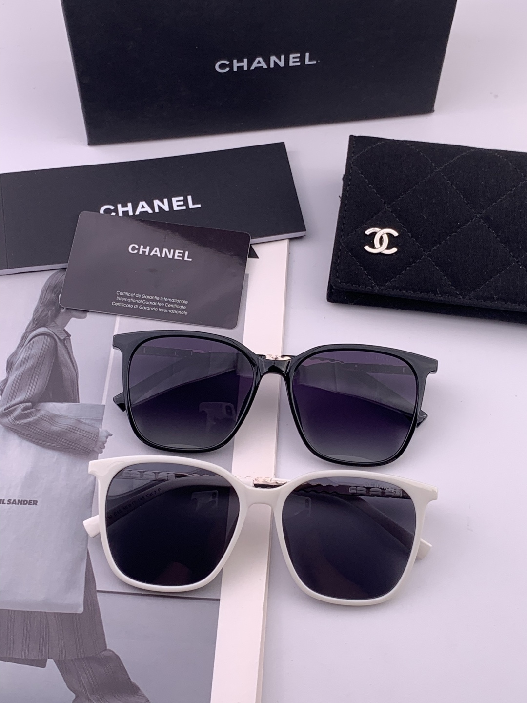 新品CHANEL 香奈儿太阳镜以独特魅力和前卫风格诠释春夏最新眼镜，以方框设计两边经典小香珍珠做点缀，中