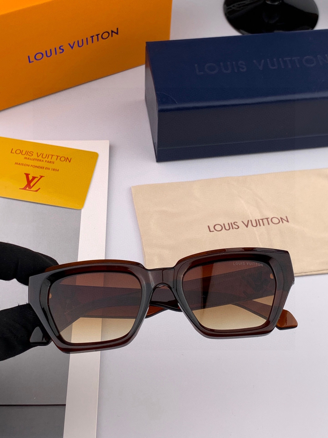LV 新款女士方框太阳眼镜 开车墨镜 新款太阳镜 时尚大方 舒适轻盈 精致奢华 超轻 型号：L26900