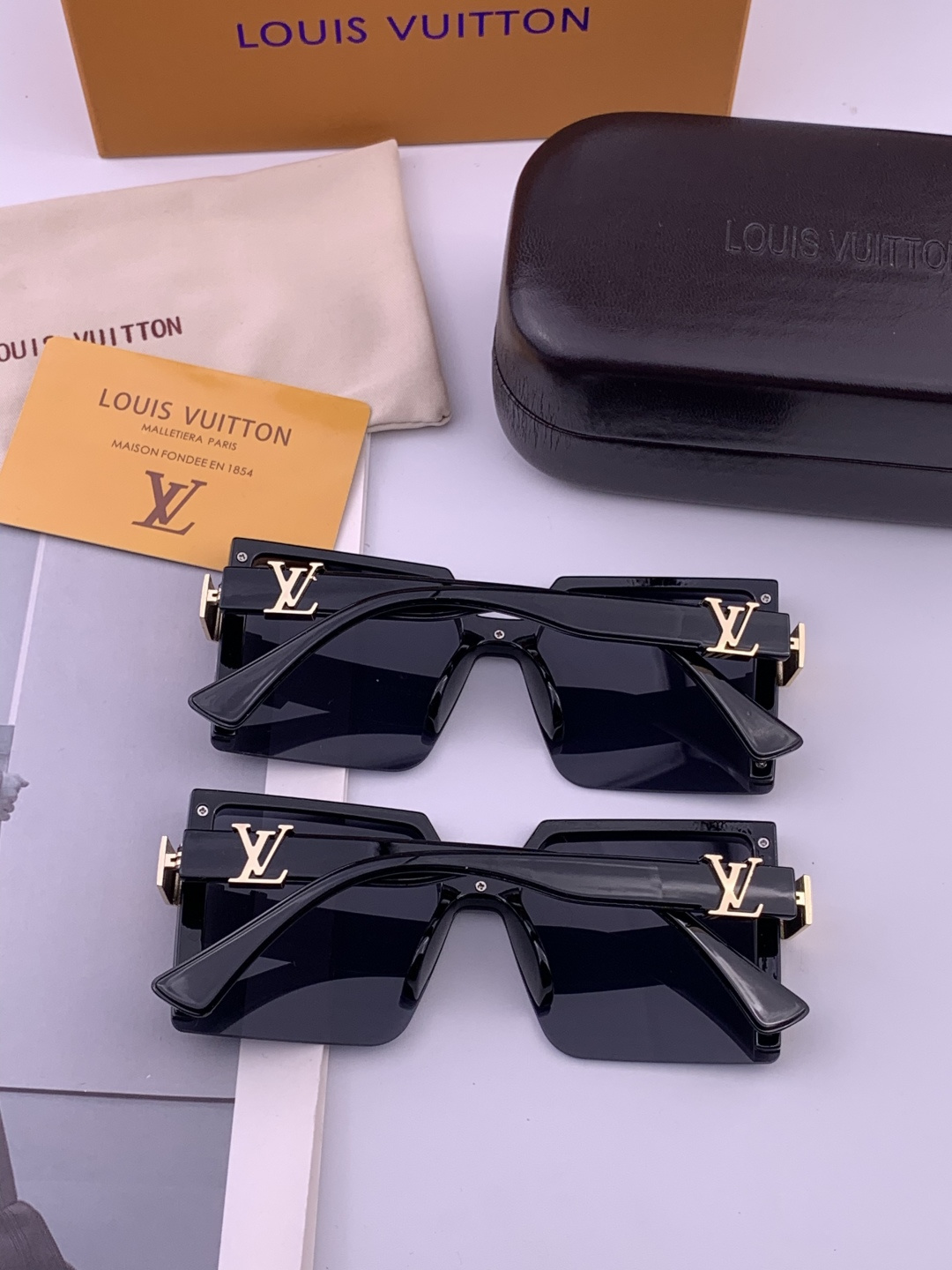 lv大框太阳镜墨镜经典的方框设计，不挑脸型，无论搭配大衣还是连衣裙都非常显气质预防紫外线 型号：型号：L