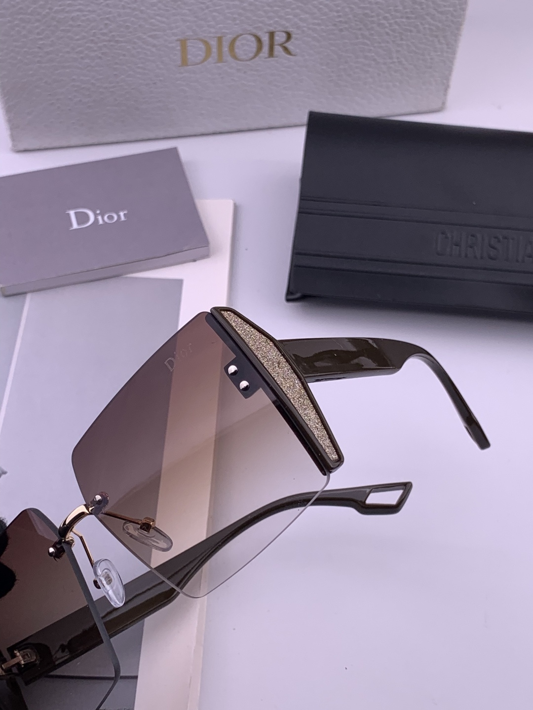 DIOR 新款女士方框太阳眼镜 开车墨镜 新款金属无框太阳镜 时尚大方 舒适轻盈 精致奢华 超轻 型号：