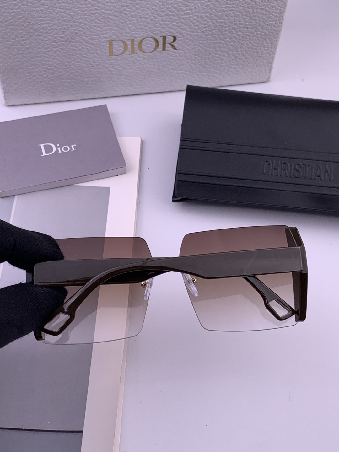 DIOR 新款女士方框太阳眼镜 开车墨镜 新款金属无框太阳镜 时尚大方 舒适轻盈 精致奢华 超轻 型号：