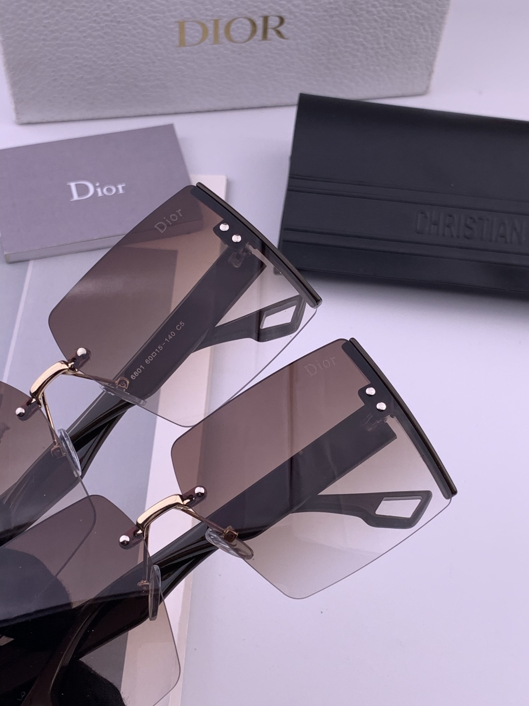 DIOR 新款女士方框太阳眼镜 开车墨镜 新款金属无框太阳镜 时尚大方 舒适轻盈 精致奢华 超轻 型号：