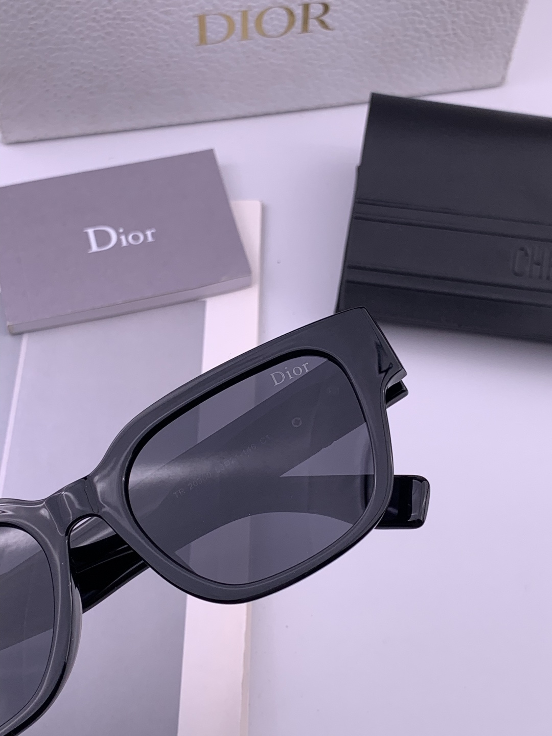DIOR 新款女士方框太阳眼镜 开车墨镜 新款金属无框太阳镜 时尚大方 舒适轻盈 精致奢华 超轻 型号：