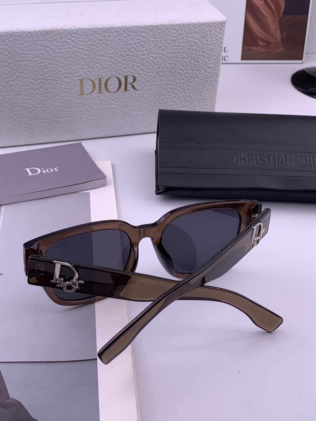 DIOR 新款女士方框太阳眼镜 开车墨镜 新款金属无框太阳镜 时尚大方 舒适轻盈 精致奢华 超轻 型号：
