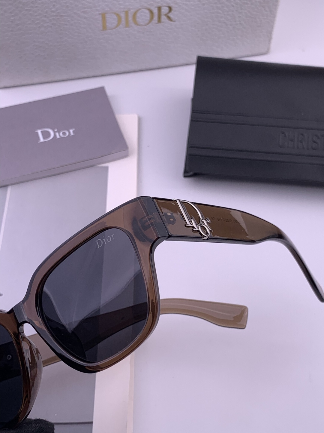 DIOR 新款女士方框太阳眼镜 开车墨镜 新款金属无框太阳镜 时尚大方 舒适轻盈 精致奢华 超轻 型号：