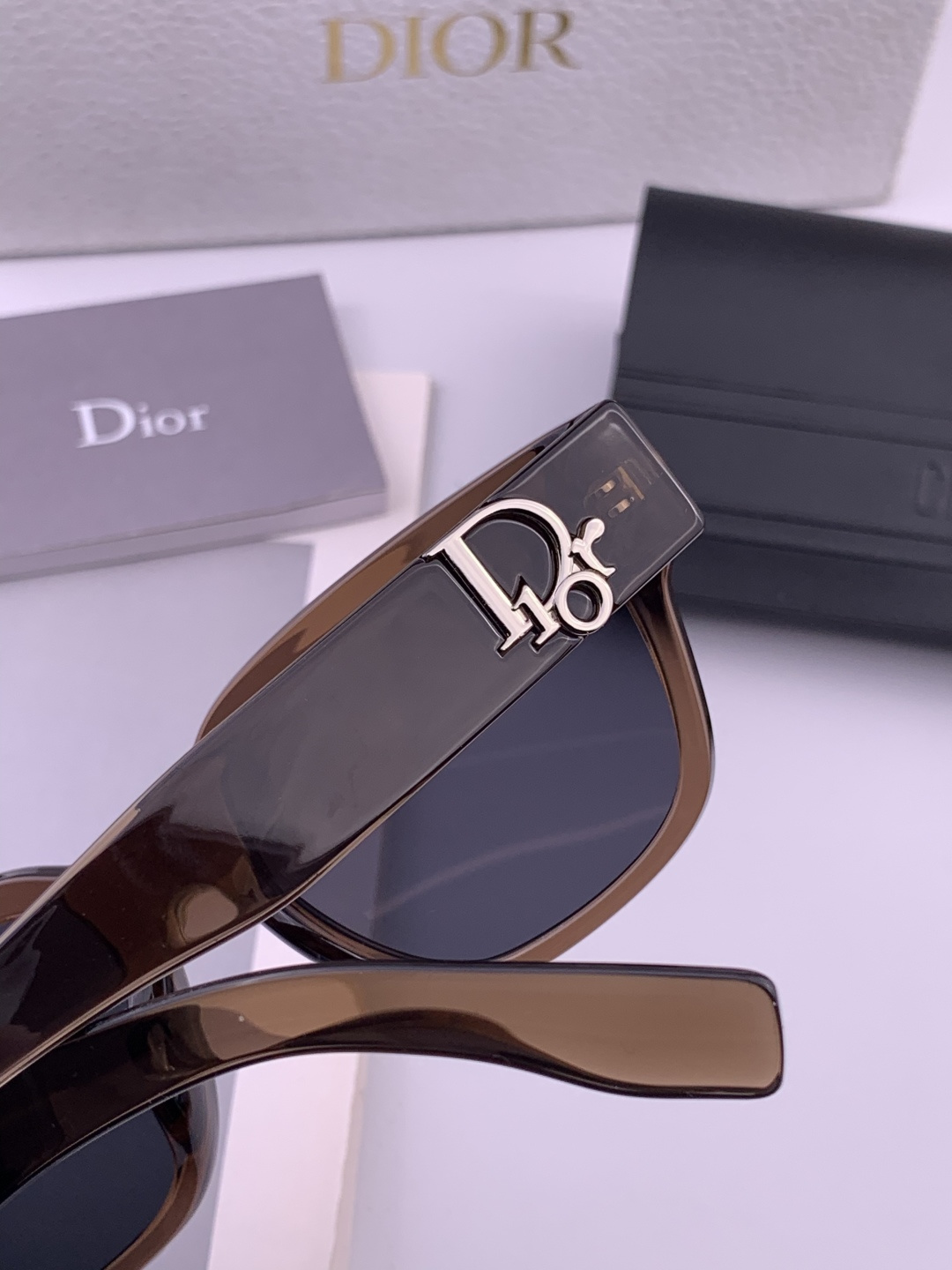 DIOR 新款女士方框太阳眼镜 开车墨镜 新款金属无框太阳镜 时尚大方 舒适轻盈 精致奢华 超轻 型号：