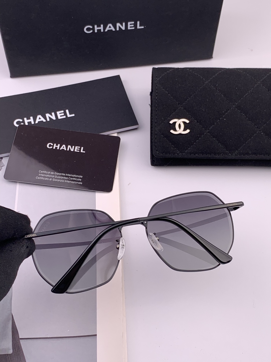 【CHANEL】香奈儿 新款尼龙偏光太眼镜，无框钻石 切边更有质感，大气女人范儿，大脸小脸都好看 ！型号