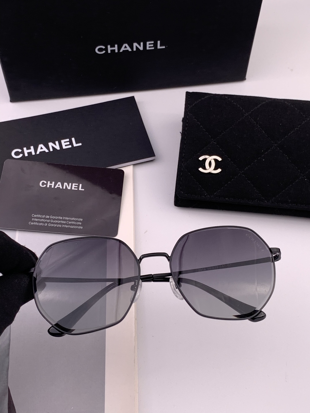 【CHANEL】香奈儿 新款尼龙偏光太眼镜，无框钻石 切边更有质感，大气女人范儿，大脸小脸都好看 ！型号