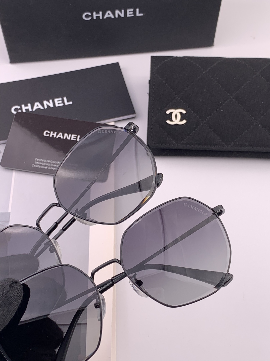 【CHANEL】香奈儿 新款尼龙偏光太眼镜，无框钻石 切边更有质感，大气女人范儿，大脸小脸都好看 ！型号