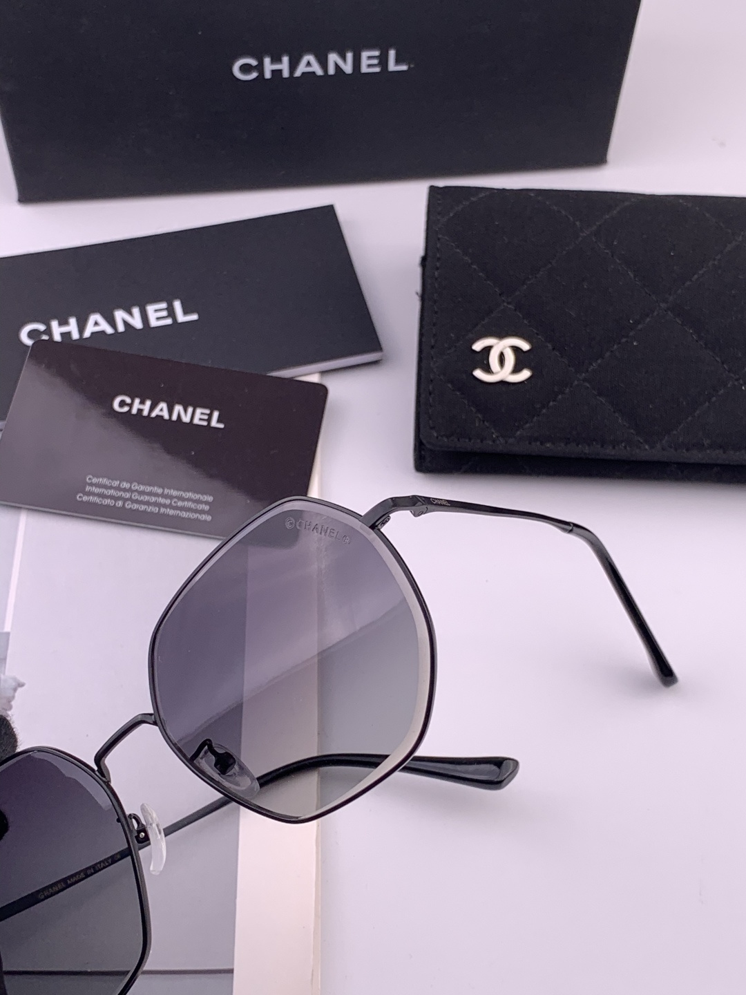 【CHANEL】香奈儿 新款尼龙偏光太眼镜，无框钻石 切边更有质感，大气女人范儿，大脸小脸都好看 ！型号