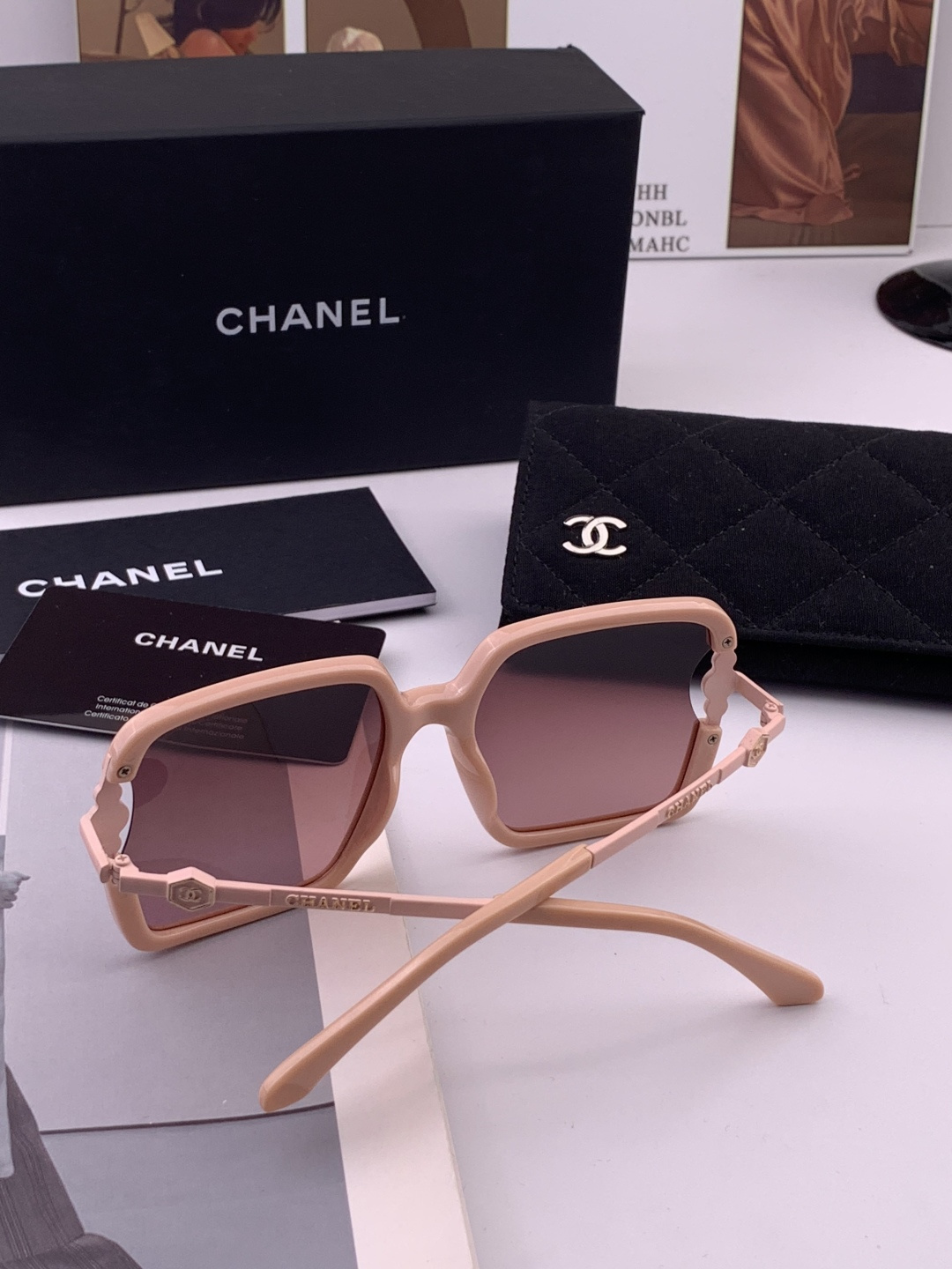 🔺CHANEL🔻官方早春新款，众多明星同款[色]香奈儿‼️‼️新款大框偏光墨镜 ，镜腿LOGO小珍珠🌈🌈