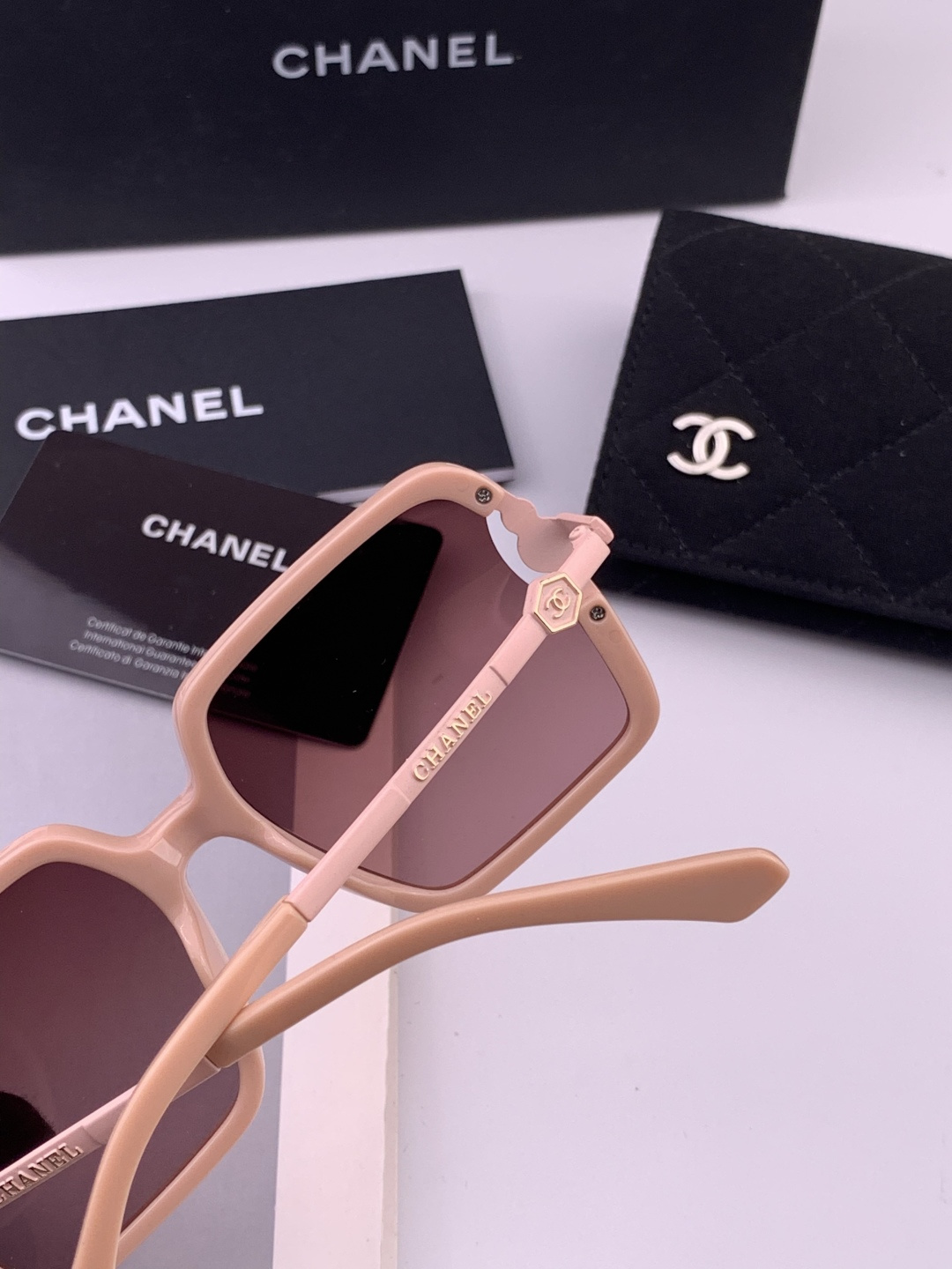 🔺CHANEL🔻官方早春新款，众多明星同款[色]香奈儿‼️‼️新款大框偏光墨镜 ，镜腿LOGO小珍珠🌈🌈