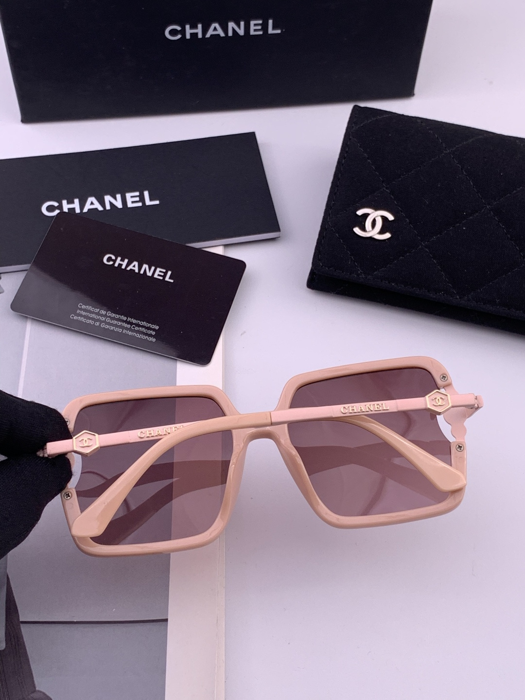 🔺CHANEL🔻官方早春新款，众多明星同款[色]香奈儿‼️‼️新款大框偏光墨镜 ，镜腿LOGO小珍珠🌈🌈