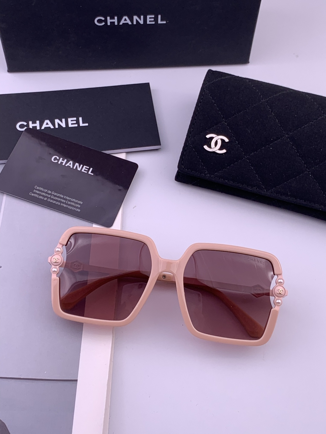 🔺CHANEL🔻官方早春新款，众多明星同款[色]香奈儿‼️‼️新款大框偏光墨镜 ，镜腿LOGO小珍珠🌈🌈